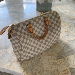 Louis Vuitton Purse. Style: “Speedy 25” Bag